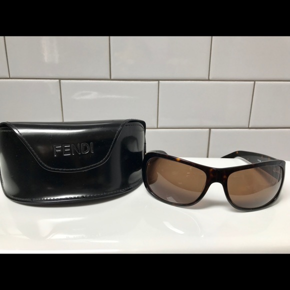 FENDI Sunglasses - Picture 1 of 3